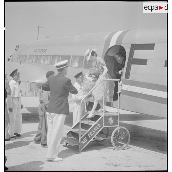 Sur l'aéroport de Marignane, des passagers débarquent d'un avion de transport Dewoitine D338 de la compagnie Air France.