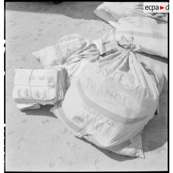 Sacs postaux déchargés sur l'aéroport de Marignane.