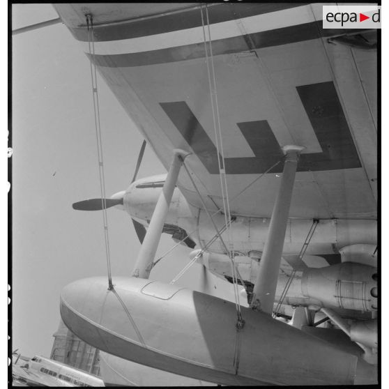 Moteurs et flotteur d'un hydravion de transport Lioré et Olivier H 246 sur l'aéroport de Marignane.