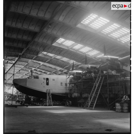 Maintenance d'un hydravion Potez-CAMS 161 sous un hangar sur le port aérien de Marignane.