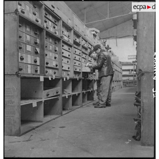 Magasin de pièces détachées pour véhicules sur la base aérienne de stockage de Pau.