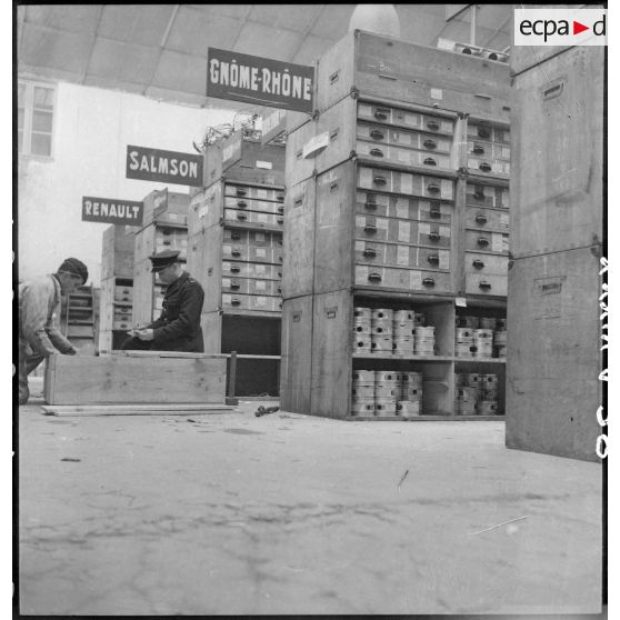 Magasin de pièces détachées pour véhicules sur la base aérienne de stockage de Pau.
