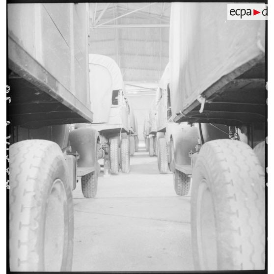 Stockage de camions Berliet sur la base aérienne de Pau.