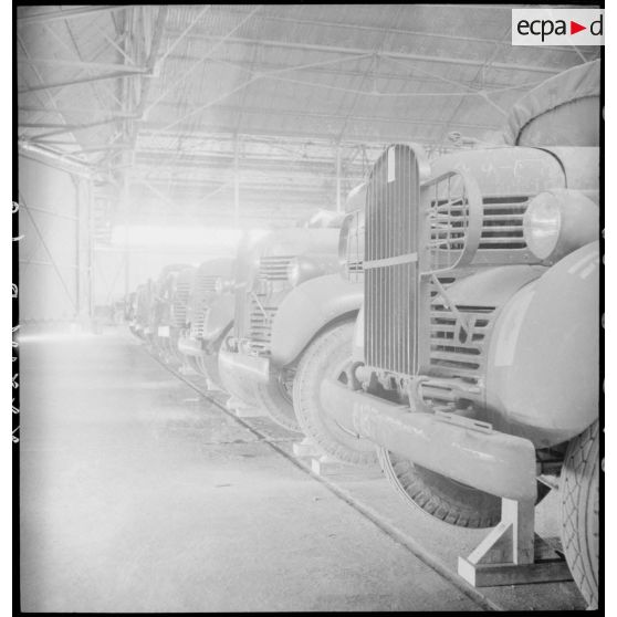 Stockage de camions Berliet sur la base aérienne de Pau.
