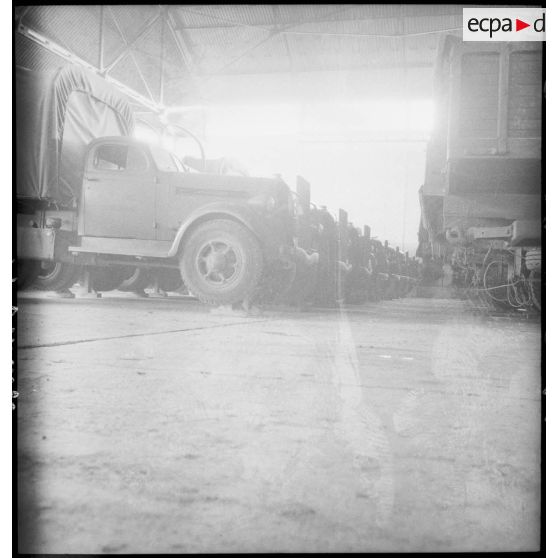 Stockage de camions Berliet sur la base aérienne de Pau.
