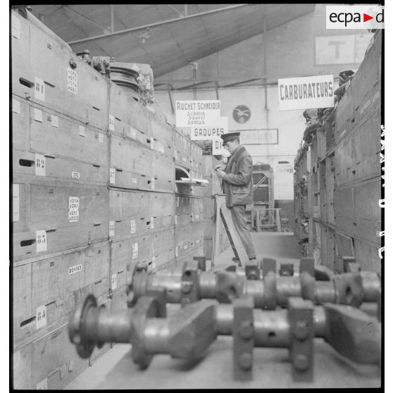 Magasin de pièces détachées pour véhicules et blindés sur la base aérienne de stockage de Pau.