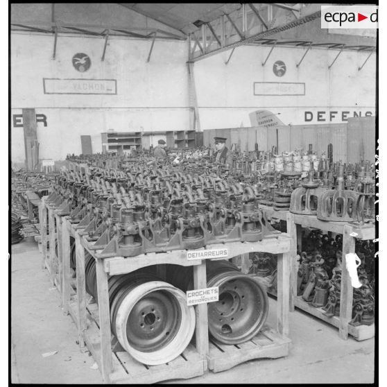 Magasin de pièces détachées pour véhicules sur la base aérienne de stockage de Pau.