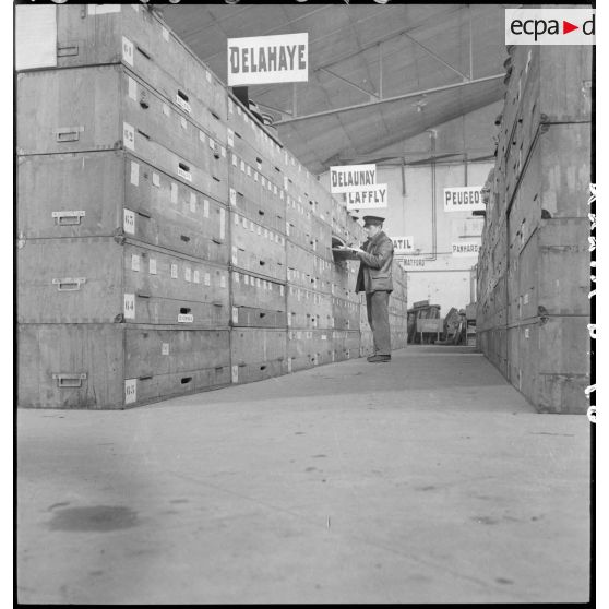 Magasin de pièces détachées pour véhicules sur la base aérienne de stockage de Pau.