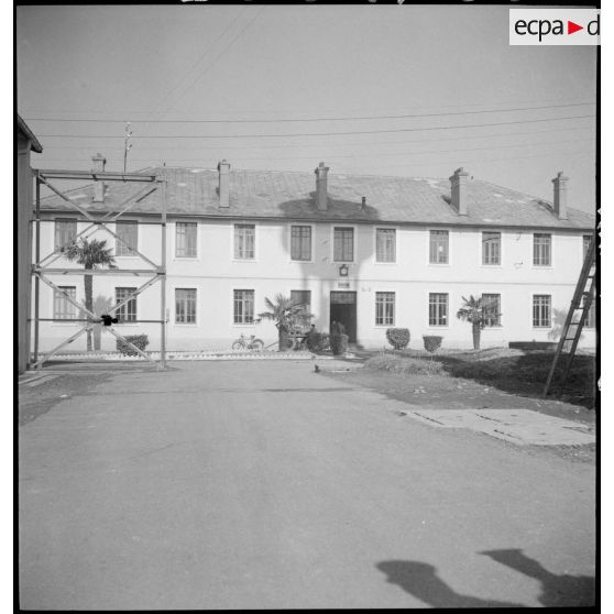 Bâtiment sur la base aérienne de stockage de Pau.