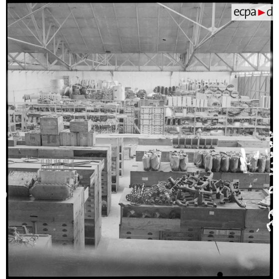 Magasin de pièces détachées sur la base aérienne de stockage de Pau.
