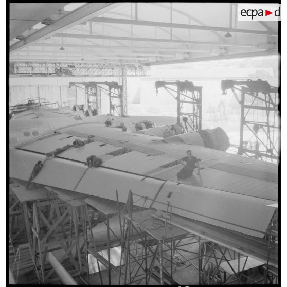 Montage d'un hydravion de transport SE 200 de la Société nationale de constructions aéronautiques du Sud-Est (SNCASE), dans un hangar, sur le site de la société à Marignane.