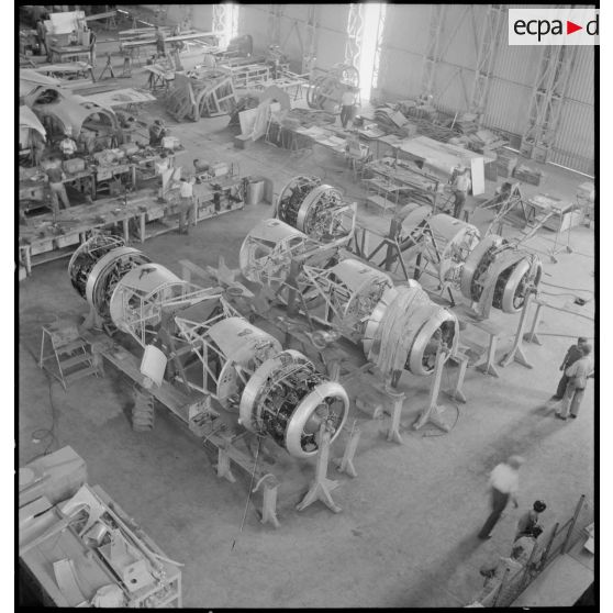 Les moteurs d'un hydravion de transport SE 200 de la Société nationale de constructions aéronautiques du Sud-Est (SNCASE) sont sur la chaîne de montage, dans un hangar, sur le site de la société à Marignane.