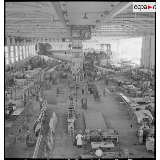 Montage d'un hydravion de transport SE 200 de la Société nationale de constructions aéronautiques du Sud-Est (SNCASE), dans un hangar, sur le site de la société à Marignane.