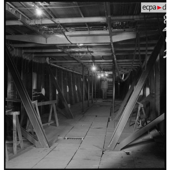 La carlingue d'un hydravion de transport SE 200 de la Société nationale de constructions aéronautiques du Sud-Est (SNCASE), lors du montage dans un hangar, sur le site de la société à Marignane.