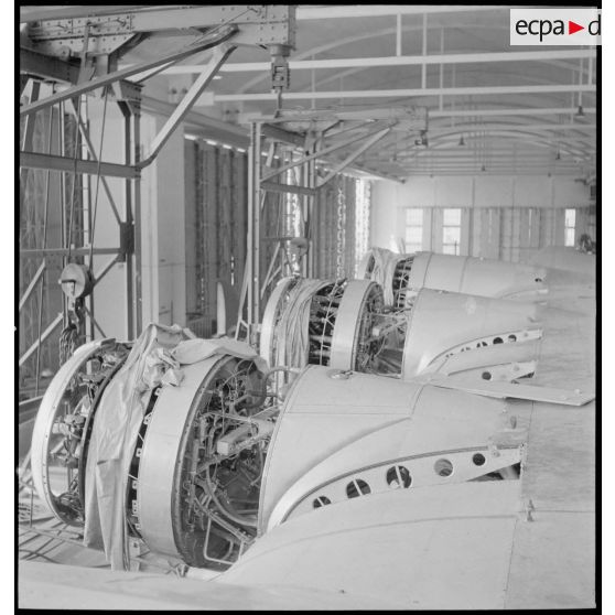 Les moteurs d'un hydravion de transport SE 200 de la Société nationale de constructions aéronautiques du Sud-Est (SNCASE) lors du montage dans un hangar, sur le site de la société à Marignane.