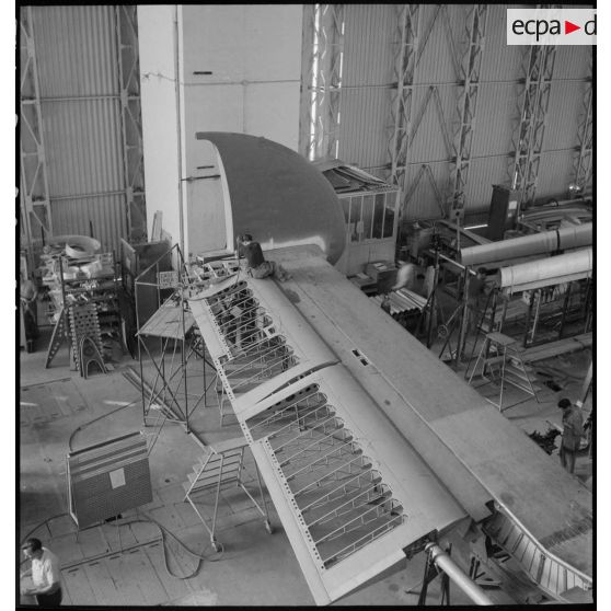Montage d'une des ailes d'un hydravion de transport SE 200 de la Société nationale de constructions aéronautiques du Sud-Est (SNCASE), dans un hangar, sur le site de la société à Marignane.