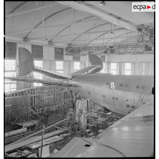 Montage d'un hydravion de transport SE 200 de la Société nationale de constructions aéronautiques du Sud-Est (SNCASE), dans un hangar, sur le site de la société à Marignane.
