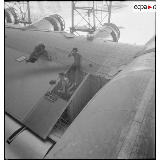 Montage d'un hydravion de transport SE 200 de la Société nationale de constructions aéronautiques du Sud-Est (SNCASE) dans un hangar sur le site de la société à Marignane.