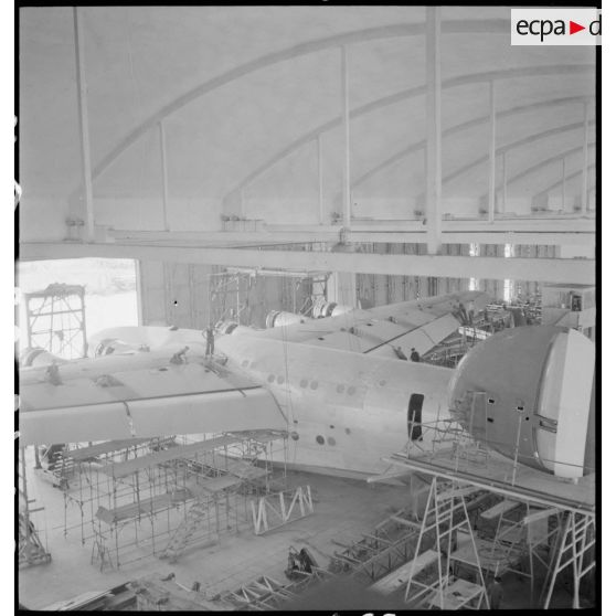 Montage d'un hydravion de transport SE 200 de la Société nationale de constructions aéronautiques du Sud-Est (SNCASE), dans un hangar, sur le site de la société à Marignane.