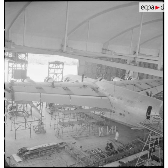 Montage d'un hydravion de transport SE 200 de la Société nationale de constructions aéronautiques du Sud-Est (SNCASE), dans un hangar, sur le site de la société à Marignane.