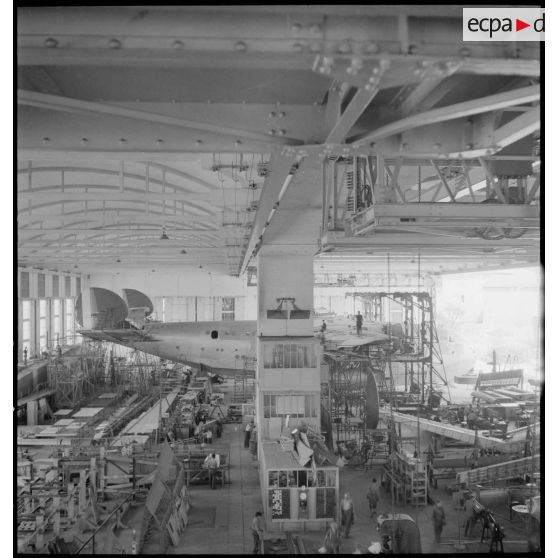 Montage d'un hydravion de transport SE 200 de la Société nationale de constructions aéronautiques du Sud-Est (SNCASE), dans un hangar, sur le site de la société à Marignane.