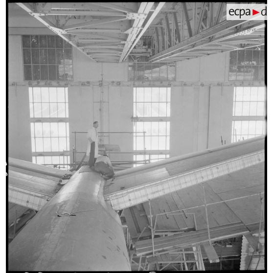 Montage d'un hydravion de transport SE 200 de la Société nationale de constructions aéronautiques du Sud-Est (SNCASE), dans un hangar, sur le site de la société à Marignane.