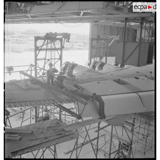 Montage d'un hydravion de transport SE 200 de la Société nationale de constructions aéronautiques du Sud-Est (SNCASE), dans un hangar, sur le site de la société à Marignane.