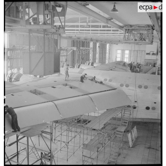 Montage d'un hydravion de transport SE 200 de la Société nationale de constructions aéronautiques du Sud-Est (SNCASE), dans un hangar, sur le site de la société à Marignane.