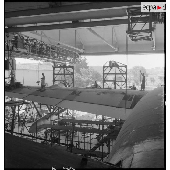 Montage d'un hydravion de transport SE 200 de la Société nationale de constructions aéronautiques du Sud-Est (SNCASE), dans un hangar, sur le site de la société à Marignane.