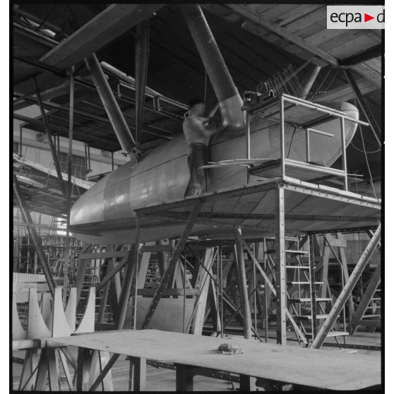 Montage d'un flotteur d'un hydravion de transport SE 200 de la Société nationale de constructions aéronautiques du Sud-Est (SNCASE) ,dans un hangar, sur le site de la société à Marignane.
