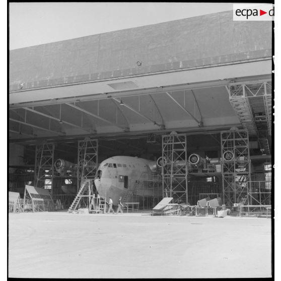 Montage d'un hydravion de transport SE 200 de la Société nationale de constructions aéronautiques du Sud-Est (SNCASE), dans un hangar, sur le site de la société à Marignane.