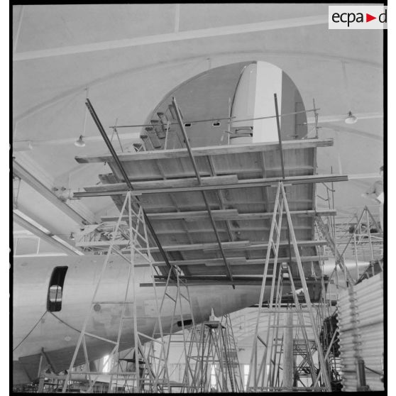 Montage de l'empennage d'un hydravion de transport SE 200 de la Société nationale de constructions aéronautiques du Sud-Est (SNCASE), dans un hangar, sur le site de la société à Marignane.
