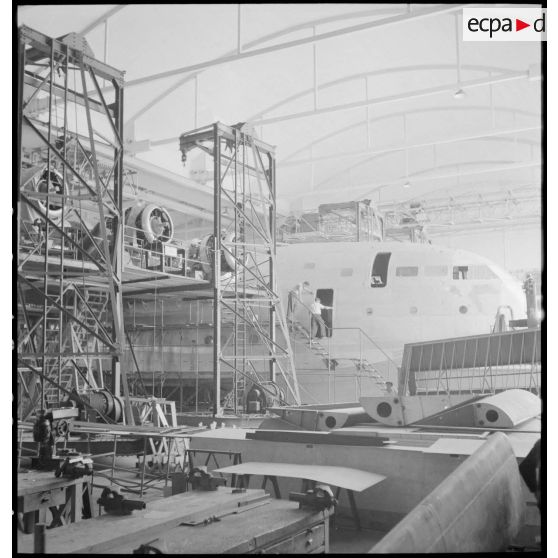 Montage d'un hydravion de transport SE 200 de la Société nationale de constructions aéronautiques du Sud-Est (SNCASE), dans un hangar, sur le site de la société à Marignane.