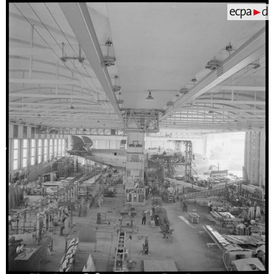 Montage d'un hydravion de transport SE 200 de la Société nationale de constructions aéronautiques du Sud-Est (SNCASE), dans un hangar, sur le site de la société à Marignane.