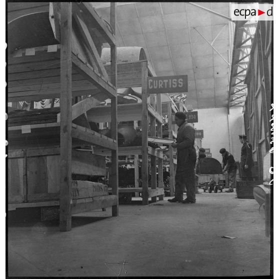 Magasin de pièces détachées pour avions sur la base aérienne de stockage de Pau.