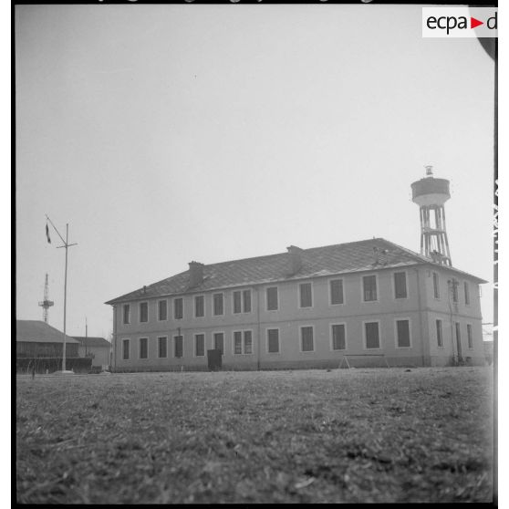 Bâtiment sur la base aérienne de stockage de Pau.