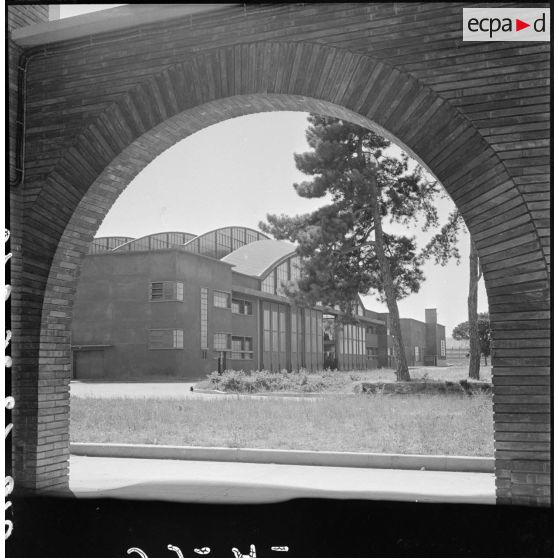 Hangar sur l'aérodrome civil et industriel de Toulouse.