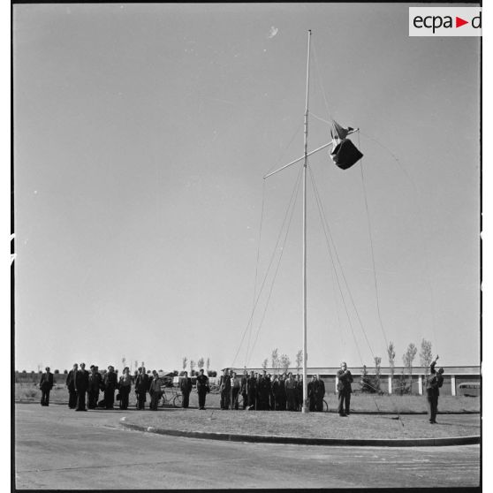 Cérémonie de montée des couleurs rassemblant des personnels de l'atelier de réparation de l'armée de l'Air (ARAA) sur l'aérodrome de Toulouse.