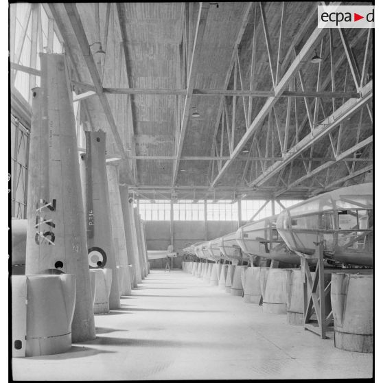 Stockage sous un hangar de l'atelier de réparation de l'armée de l'Air (ARAA) de fuselages de chasseurs bombardiers, sur l'aérodrome de Toulouse.