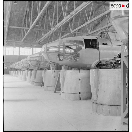 Stockage sous un hangar de l'atelier de réparation de l'armée de l'Air (ARAA) de fuselages de chasseurs bombardiers, sur l'aérodrome de Toulouse.