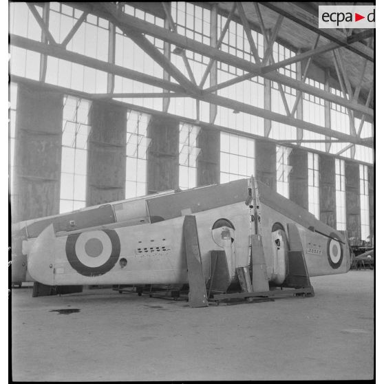Stockage sous un hangar de l'atelier de réparation de l'armée de l'Air (ARAA) d'ailes d'avions de chasse, sur l'aérodrome de Toulouse.