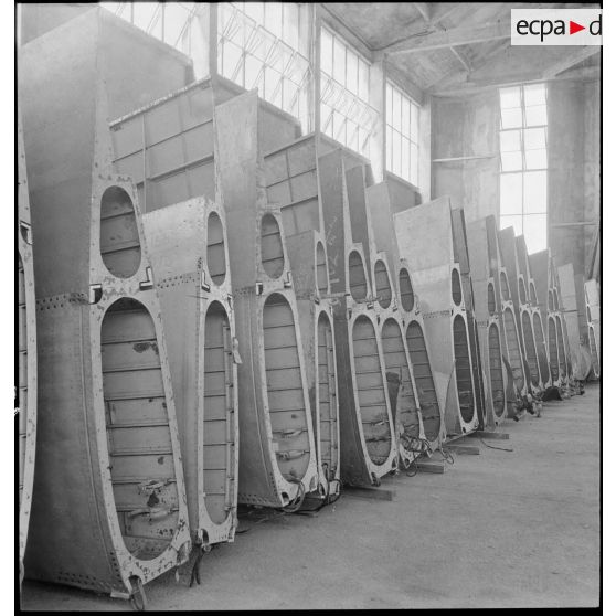 Stockage sous un hangar de l'atelier de réparation de l'armée de l'Air (ARAA) d'ailes d'appareils, sur l'aérodrome de Toulouse.