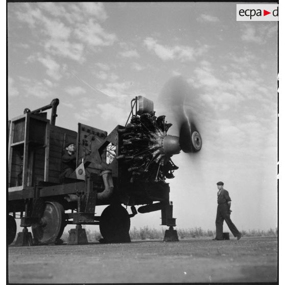 Des ouvriers de l'atelier de réparation de l'armée de l'Air (ARAA) testent un moteur sur l'aérodrome civil de Toulouse.