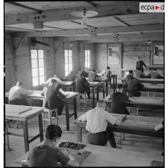 Personnels de l'atelier de réparation de l'armée de l'Air (ARAA) à l'instruction à Toulouse.