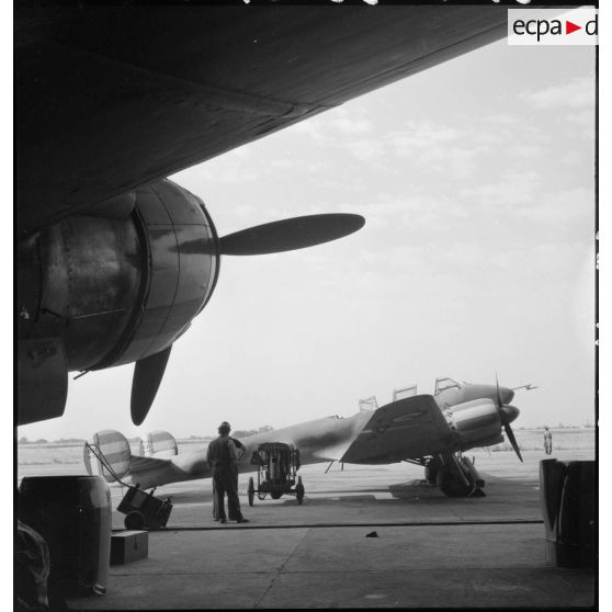 Préparation d'un chasseur Potez 631 pour un vol d'essai à Toulouse.