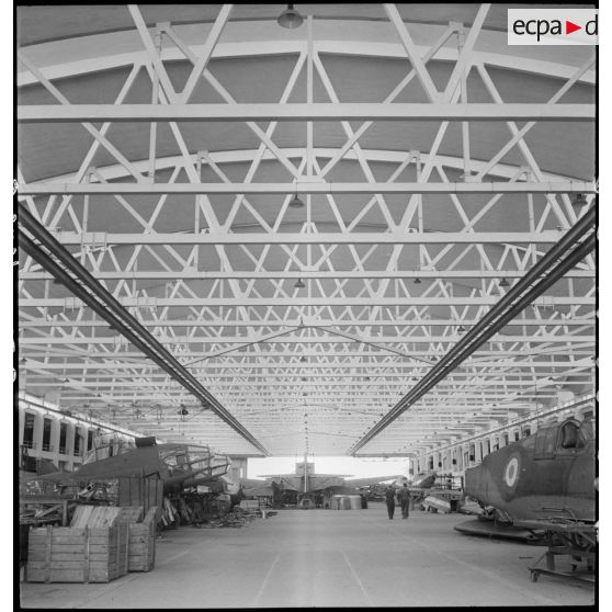 Stockage sous un hangar de l'atelier de réparation de l'armée de l'Air (ARAA) d'appareils, sur l'aérodrome de Toulouse.