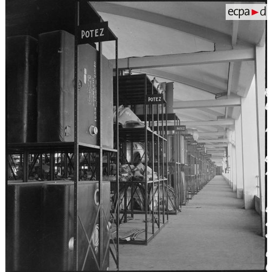 Magasin de pièces d'appareils de l'atelier de réparation de l'armée de l'Air (ARAA), sur l'aérodrome de Toulouse.