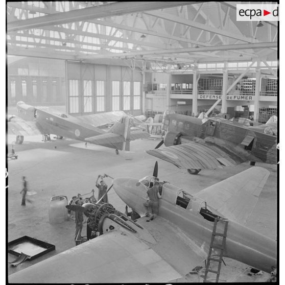 Chaîne de montage de bombardiers Bloch MB 210 et de chasseurs Potez 631 sous un hangar de l'atelier de réparation de l'armée de l'Air (ARAA), sur l'aérodrome de Toulouse.