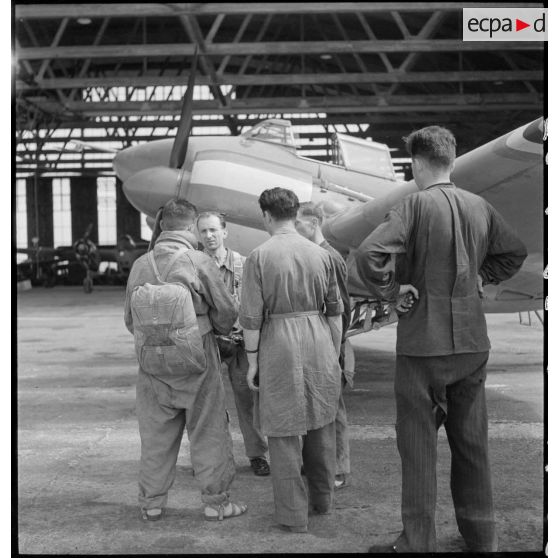 Un équipage s'apprête à effectuer un vol d'essai sur un avion de chasse Potez 630 sur l'aérodrome de Toulouse.