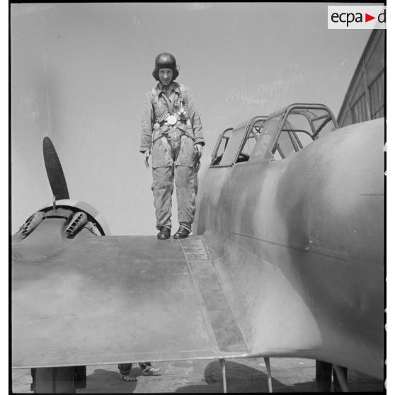 Un équipage s'apprête à effectuer un vol d'essai sur un avion de chasse Potez 630 sur l'aérodrome de Toulouse.